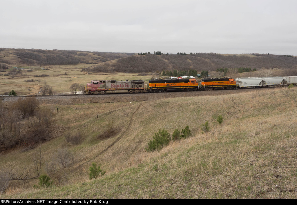 BNSF 643 leads an eastbound local freight approaching Gassman Coulee Trestle